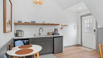 KĂŒhlschrank, Mikrowelle, Wasserkocher mit Kaffee-/Teezubehör