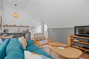 TV - Town Creek Warren - Suite B | 1 Block from Main St. (Fredericksburg)