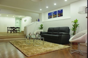 TV - Spacious and quiet 3BRApt in Poblado (Medellín)
