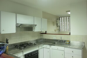 Fridge, microwave, oven, stovetop - Spacious and quiet 3BRApt in Poblado (Medellín)