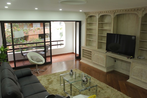 TV - Spacious and quiet 3BRApt in Poblado (Medellín)