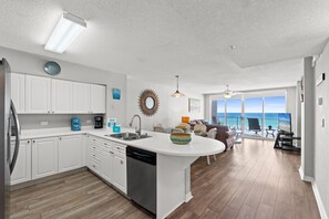 Geladeira, micro-ondas, fogão, cooktop