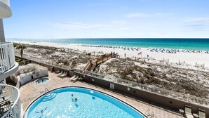 Zona de piscina con vista a la playa y al océano.