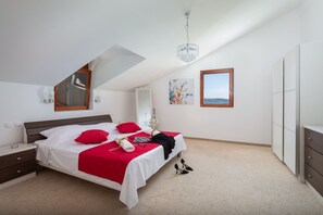8 bedrooms, soundproofing, iron/ironing board, free WiFi