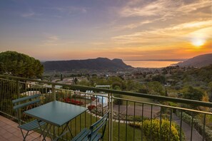 Outdoor dining - Casa Montegolo With Pool And Lake View (Costermano)