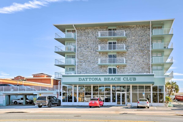 Un edificio con facciata in pietra e numerosi balconi, con la scritta "Daytona Beach Club".