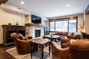 Televisión y chimenea 