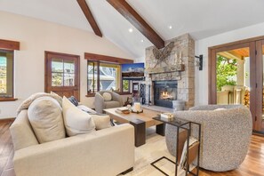 Fernseher, Kamin, DVD-Player