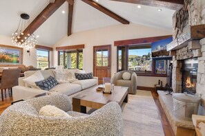 Fernseher, Kamin, DVD-Player