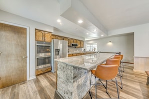 Fridge, microwave, stovetop, dishwasher