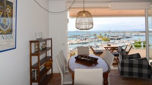 A dining area with a view of a marina. - ESCORPORA (Estartit)