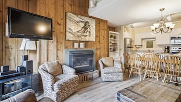 Télévision, cheminée