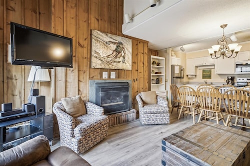 Recently updated living room, 3 bedroom has everything you need in a ski vacation property G8