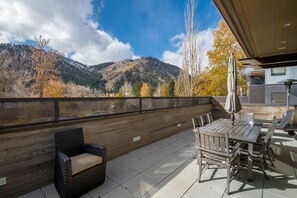 تناول الطعام بالخارج