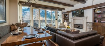 Modernes Luxus-Stadthaus in der Innenstadt von Ketchum mit Blick auf die Berge