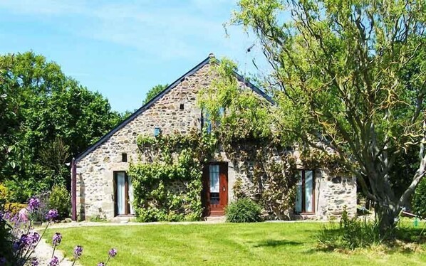 Exterior - A 1 bedroom cottage that sleeps up to 4 with heated covered pool (Henansal)