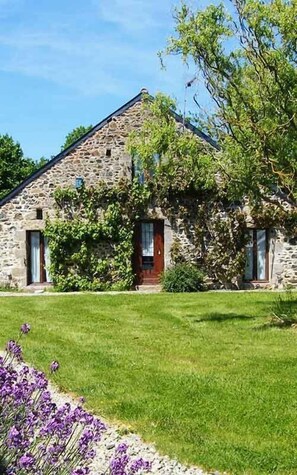 Exterior - A 1 bedroom cottage that sleeps up to 4 with heated covered pool (Henansal)