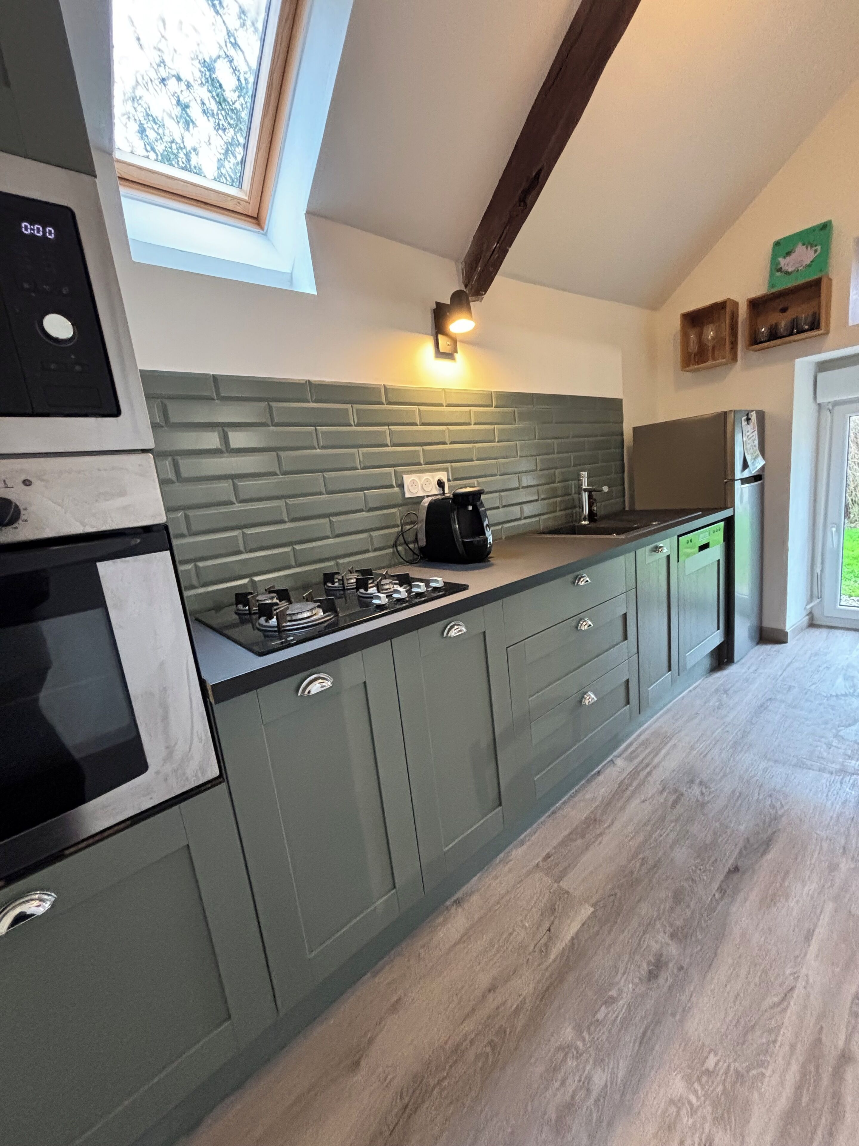 Een koelkast, een microgolfoven, een vaatwasser