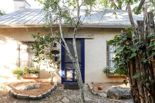 Austin St. Retreat- Annie's Cabin | Pet-friendly | Close to Main