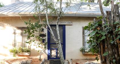 Austin St. Retreat- Annie's Cabin | Pet-friendly | Close to Main