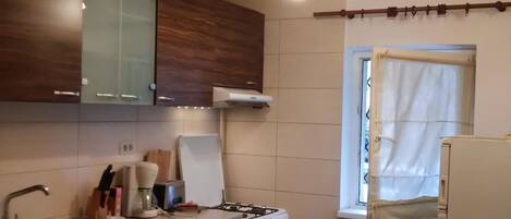 Refrigerador, horno, parrilla de estufa y cafetera y tetera