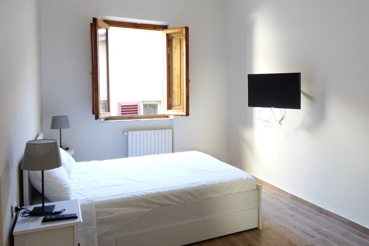 Een bureau, een strijkplank/strijkijzer, gratis wifi, beddengoed