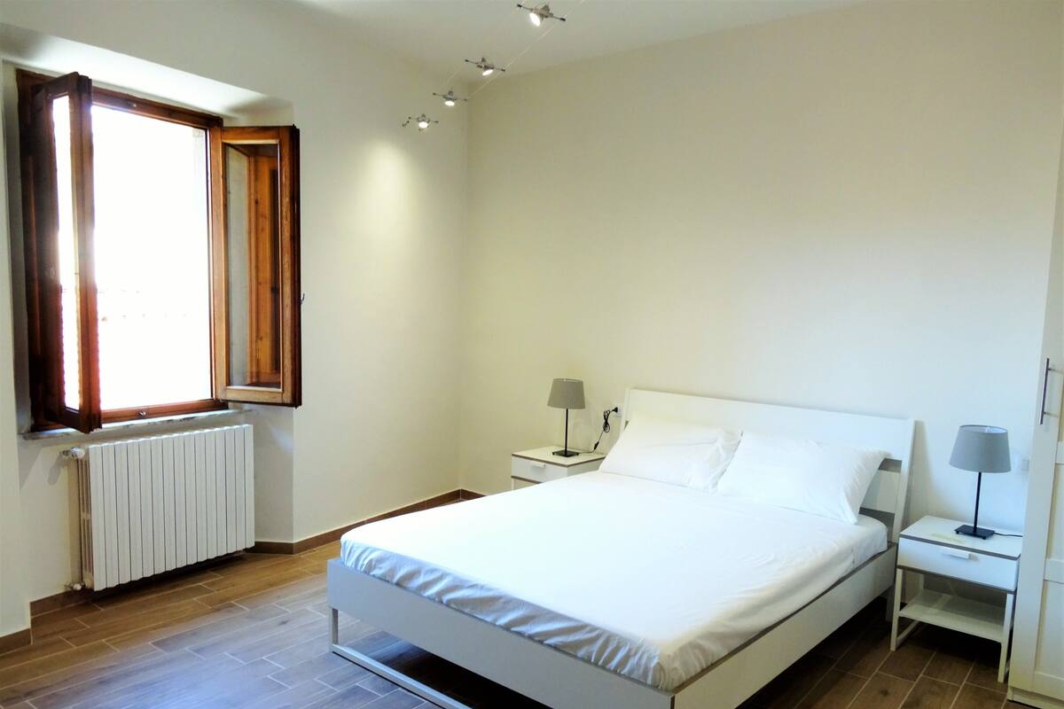 Suite | Een bureau, een strijkplank/strijkijzer, gratis wifi, beddengoed