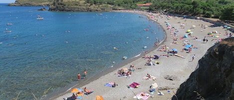 Una spiaggia nelle vicinanze