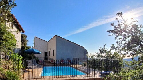 Villa avec piscine et vue imprenable sur la mer et la montagne au calme
