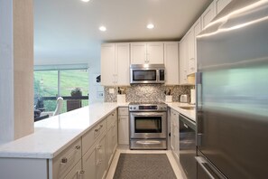 Geladeira, fogão, cooktop, cafeteira/chaleira