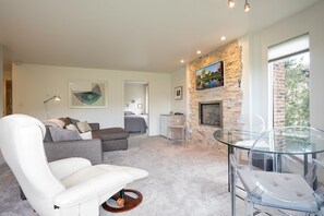 TV, fireplace