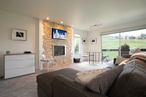TV, fireplace