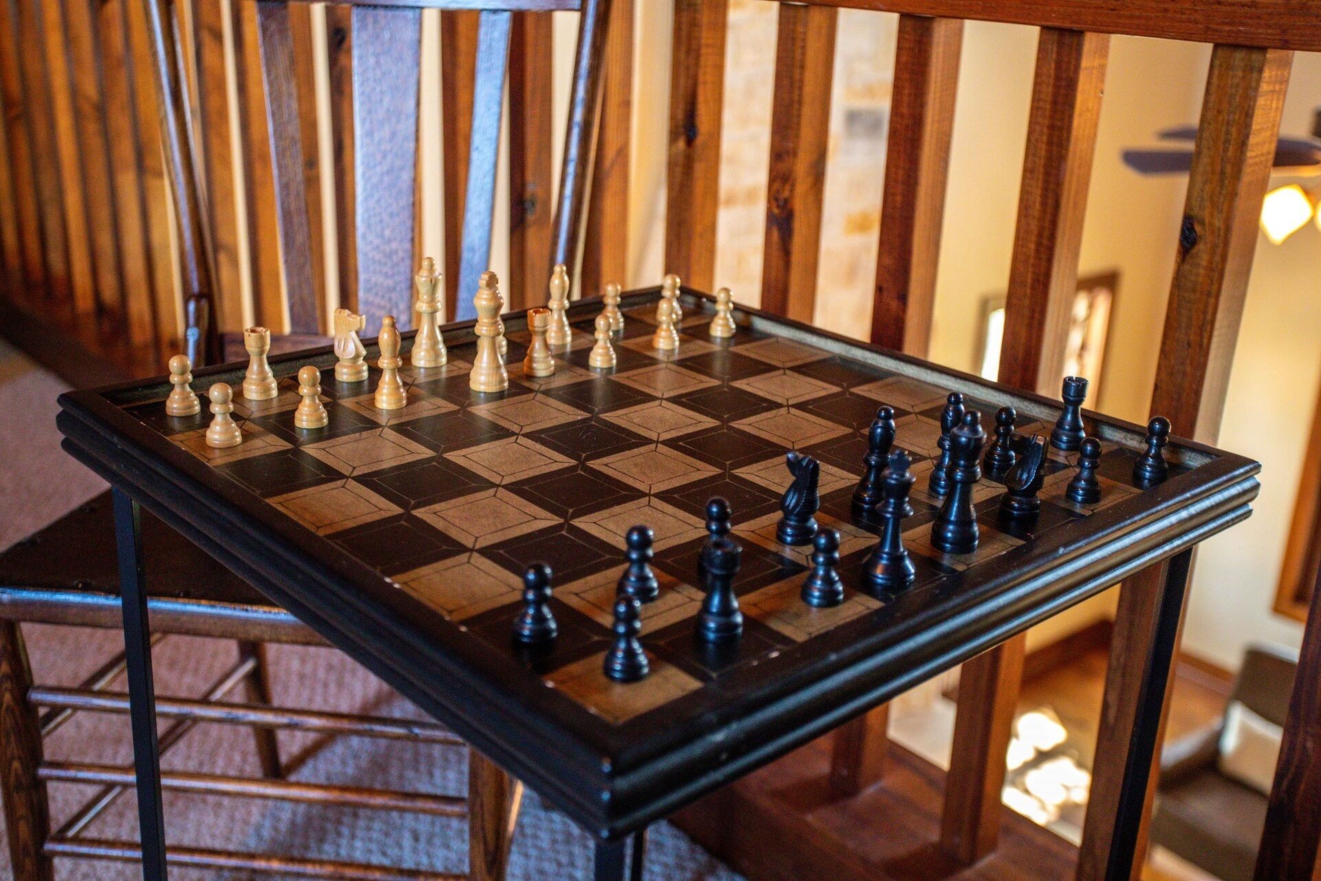 Un tablero de ajedrez sobre una mesa con patas de madera.