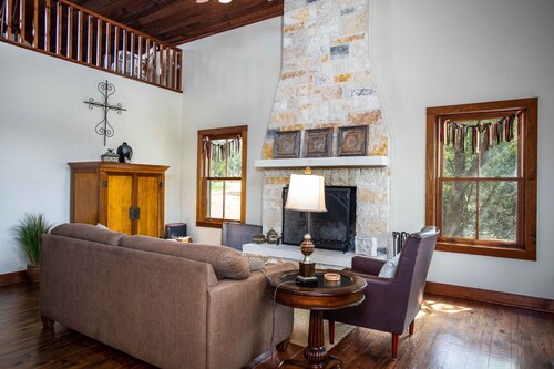 Honey Creek Cottage | Relax and Unwind in the Scenic Hill Country