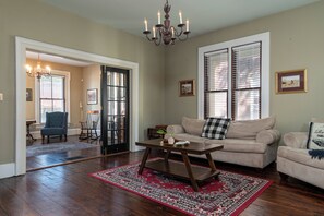 Smart TV, fireplace, Netflix, Hulu