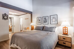 2 bedrooms, iron/ironing board, free WiFi, bed sheets - Top-Floor Condo with Shared Hot Tub! Lodge Amenities! (Mammoth Lakes)