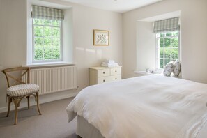 3 bedrooms, iron/ironing board, bed sheets