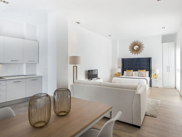 Iron/ironing board, internet, bed sheets