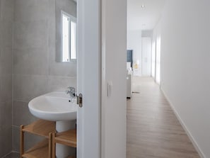 Een douche, een haardroger, handdoeken