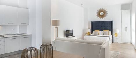 Een strijkplank/strijkijzer, internet, beddengoed