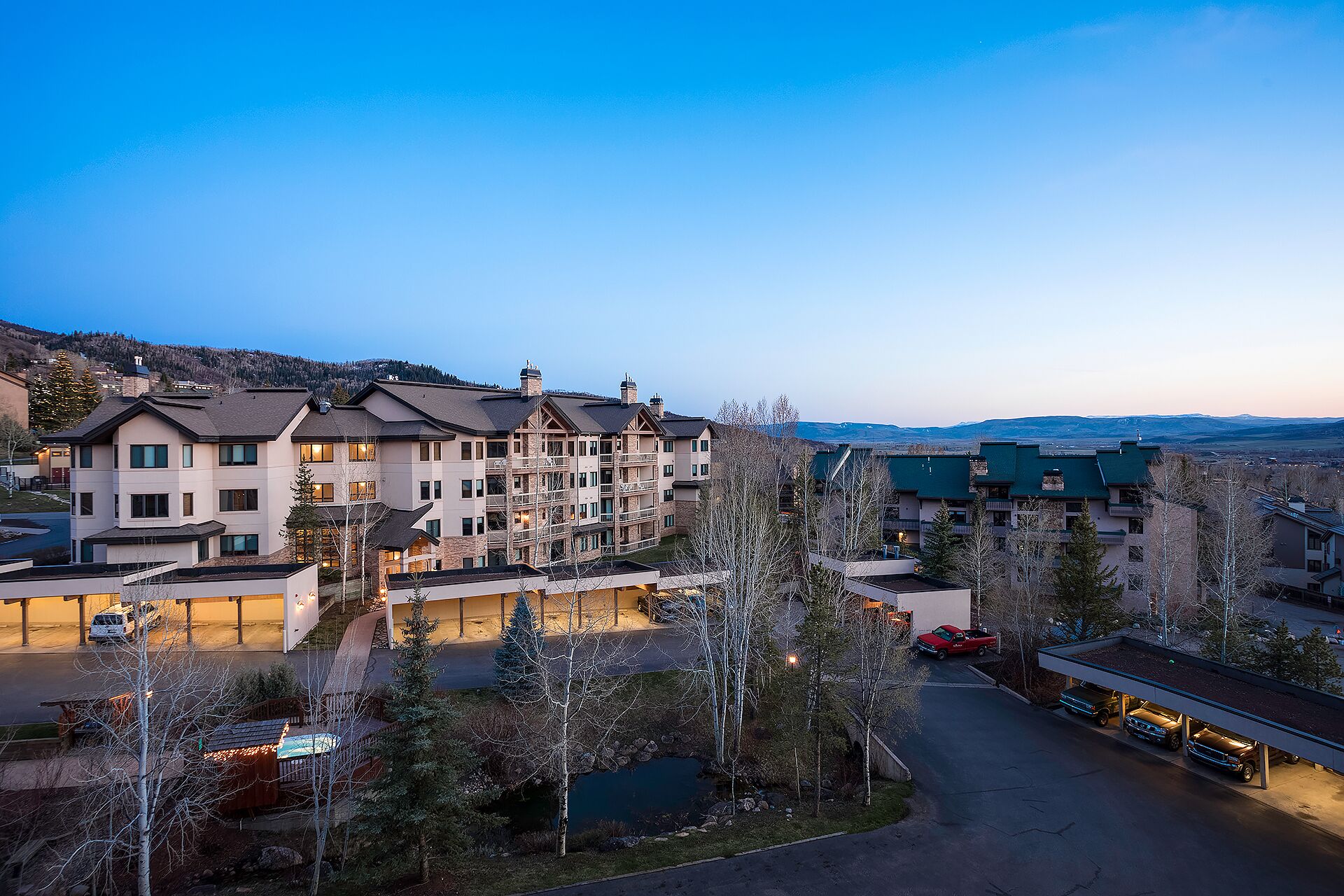 Ein mehrgeschossiges Hotel mit modernem Design, mit Balkonen und Blick auf die umliegende Landschaft.