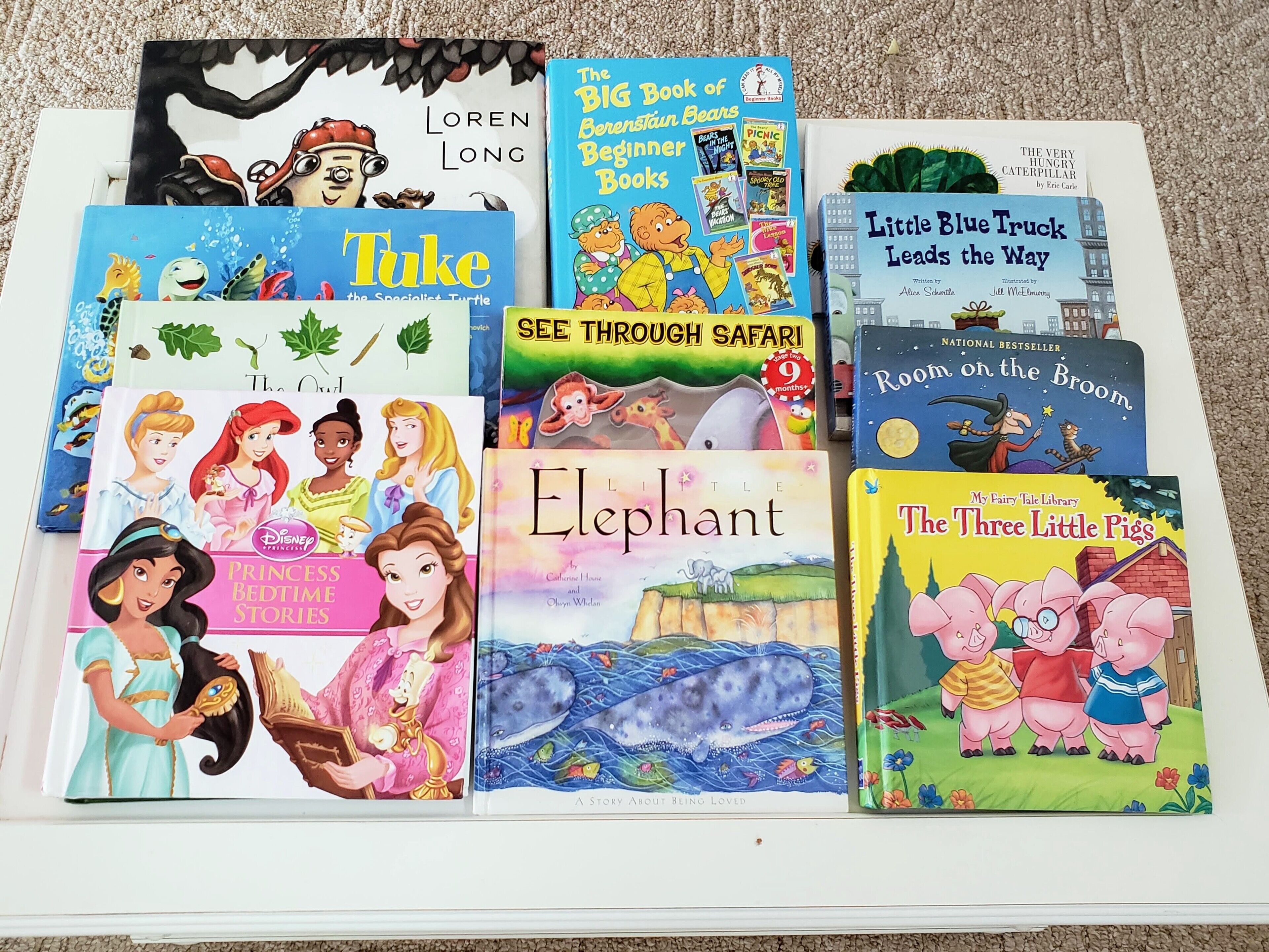 Een verzameling kinderboeken op een vlak oppervlak.