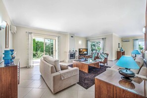 Téléviseur connecté, table de ping-pong