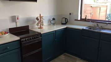 Kühlschrank, Mikrowelle, Geschirrspüler, Toaster