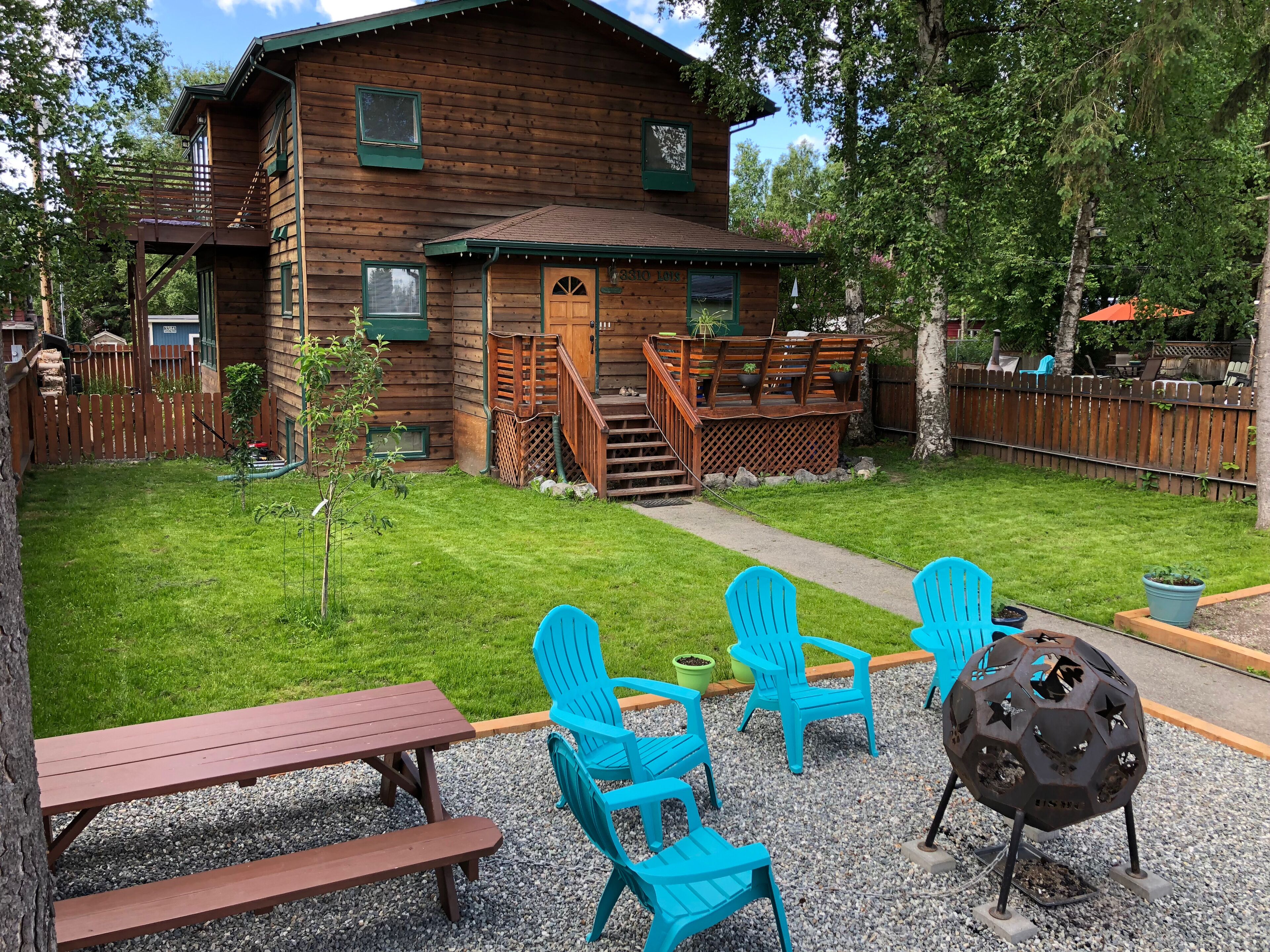 Beautiful Condo Minutes From Downtown, Airport, Shopping and Trails. 