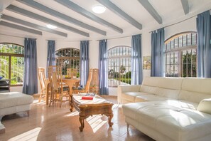 TV - Villa Sanlio - PlusHolidays (Calpe)