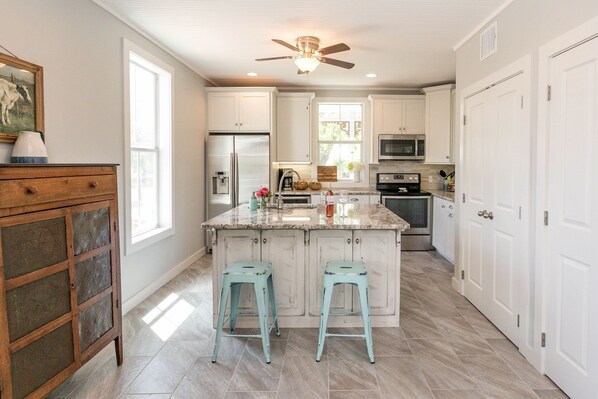 冷蔵庫、電子レンジ、オーブン、コンロ