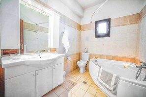 وحدات دش مع أحواض استحمام، مناشف