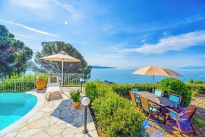 تناول الطعام بالخارج