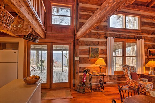 Cozy Cumberland Mountain Cabin w/ Stunning Views!